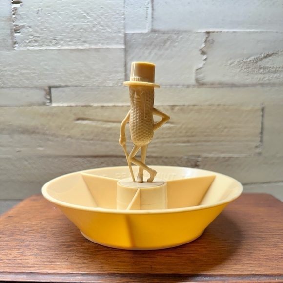 PLANTERS PEANUTS, MR PEANUT, TAN, PLASTIC, PEANUT TRAY. ROUND DIVIDED TRAY. - Picture 4 of 8